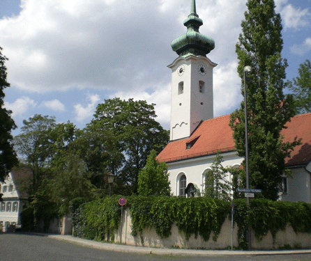 Blick vom Bogenhauser Kirchplatz zur Kirche St. Georg und dem Bogenhauser Friedhof (Bild © Verein NordOstKultur)