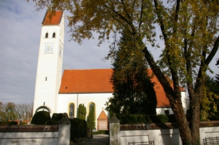 St. Lorenz vom südlichen Friedhofseingang gesehen (Bild © NordOstKultur)